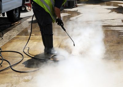 Limpieza del pavimento con agua a presión